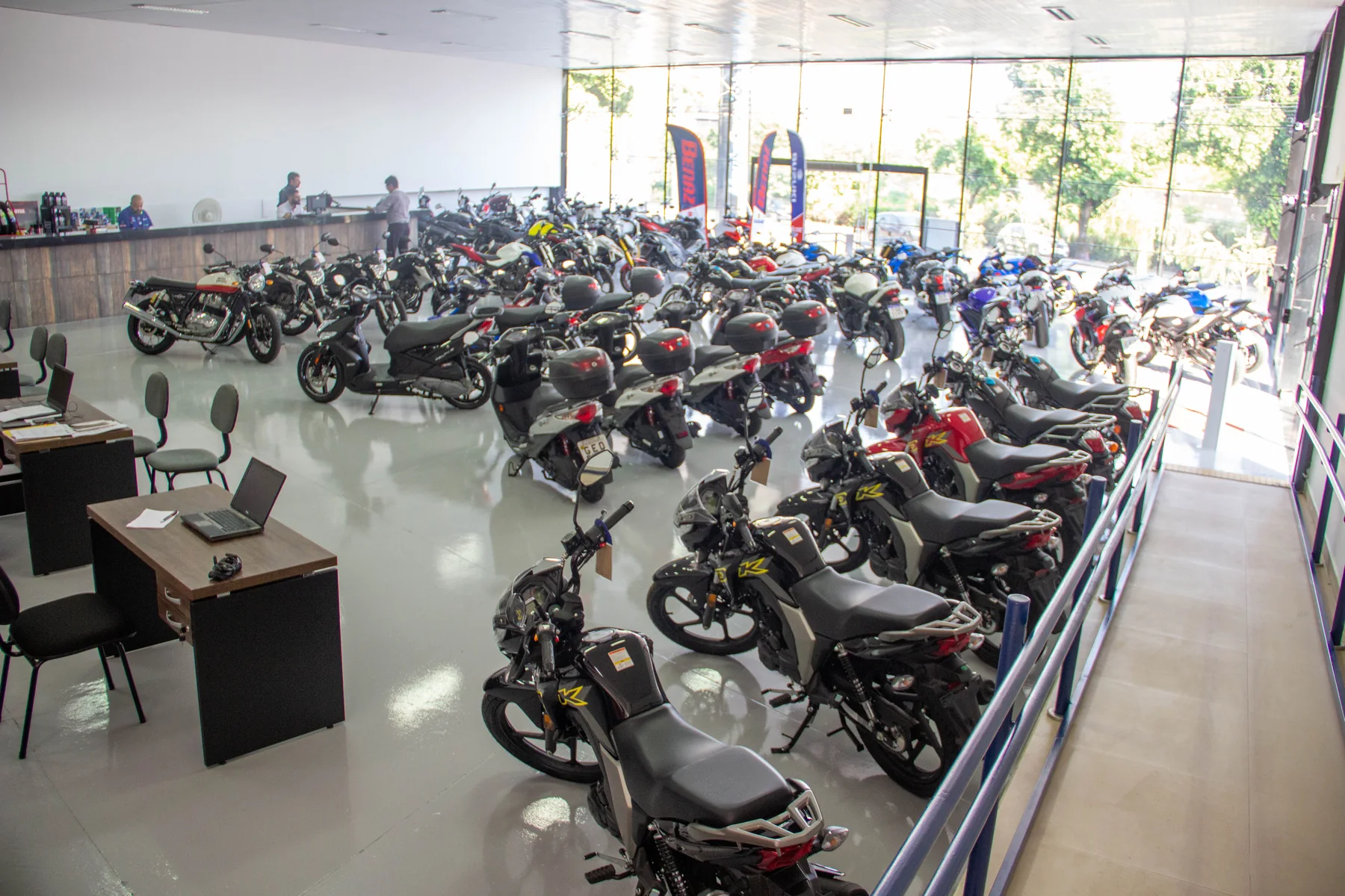 Amplo showroom com motos na Benaz